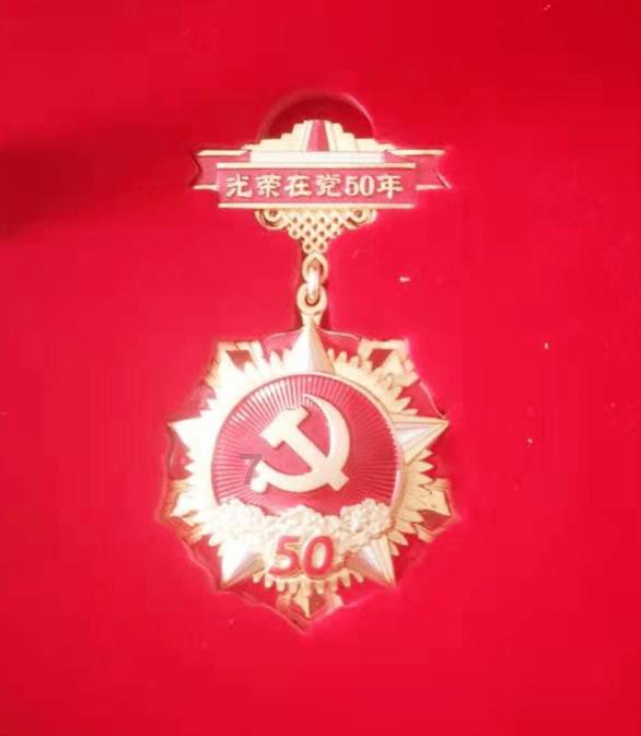 易方达“神基”成反向案例:基金赚饱，基民跌倒！
